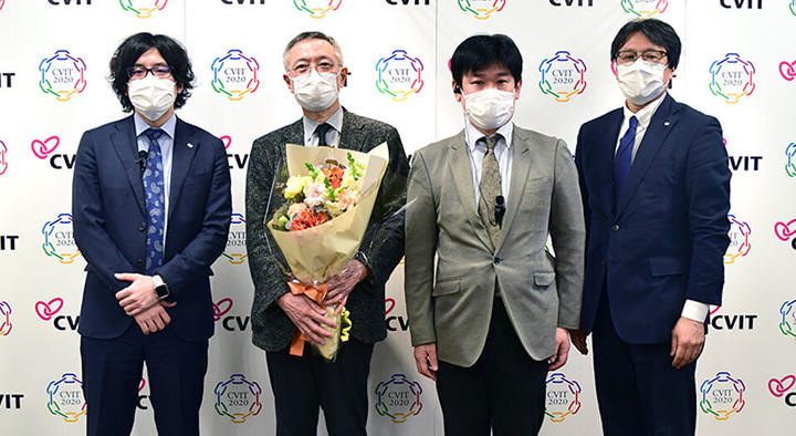 写真左から、JCS:松田一輝、会長:片平美明 先生、JCS:宮内寿志、JCS:下条和介