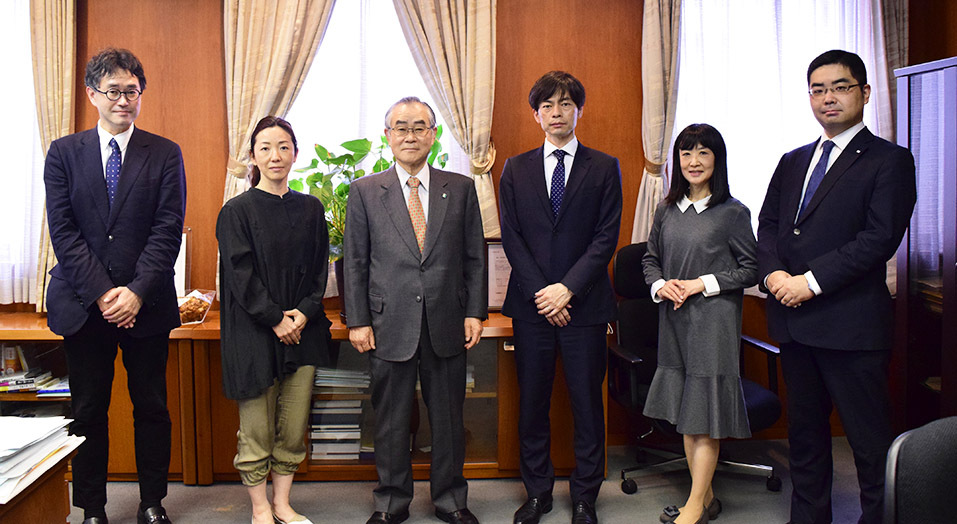 写真左から、日本医学会事務局:高橋秀典様、森田祐基子様、日本医学会長:門田守人様<br />
日本医学会事務局:上田和之様、長門宏子様、JCS:岩瀬哲郎