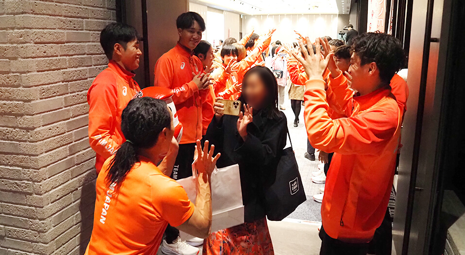 選手たちによるアーチでのお見送り