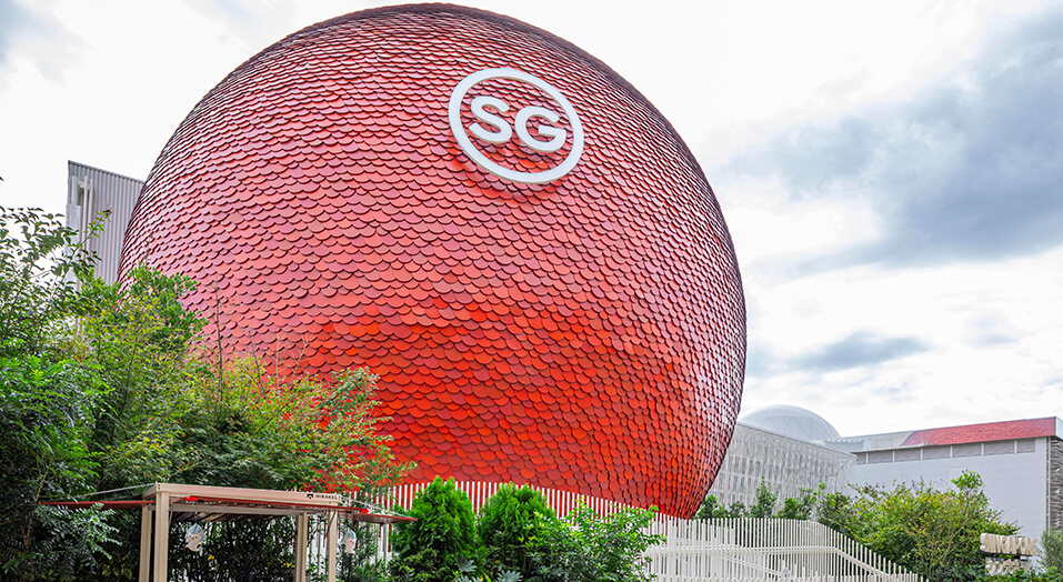 The sphere itself was constructed from over 17,000 recycled aluminum “Dream Discs,” inspired by the Japanese Seigaiha wave pattern and the cultural tradition of Ema—wooden plaques on which wishes are written.