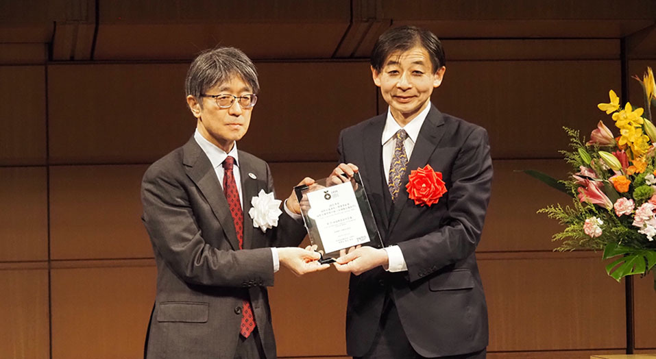 写真左から、JNTO 蒲生 篤実 理事長、日本昆虫科学連合 代表／九州大学 阿部 芳久 教授