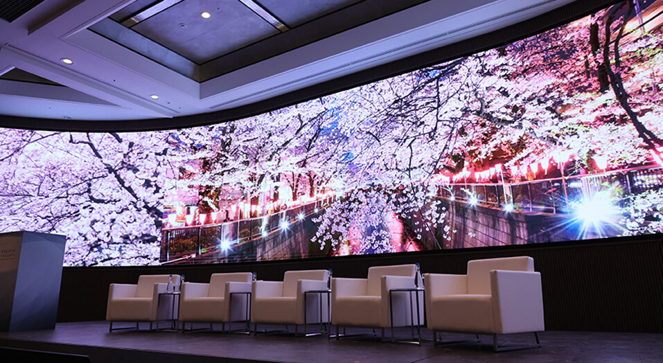日本の国花「桜」を取り入れたオープニング映像の演出