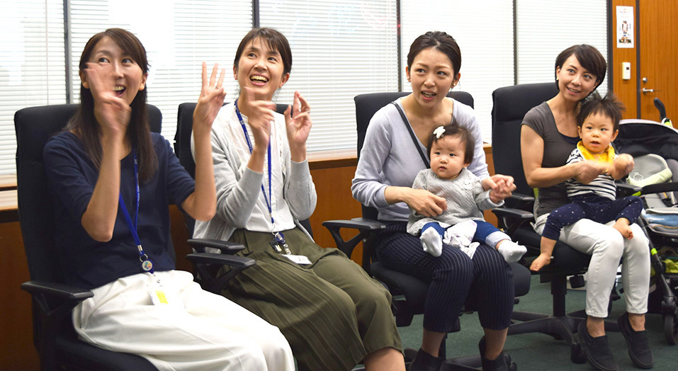 はじめに、みんなで手遊びをしてリラックス