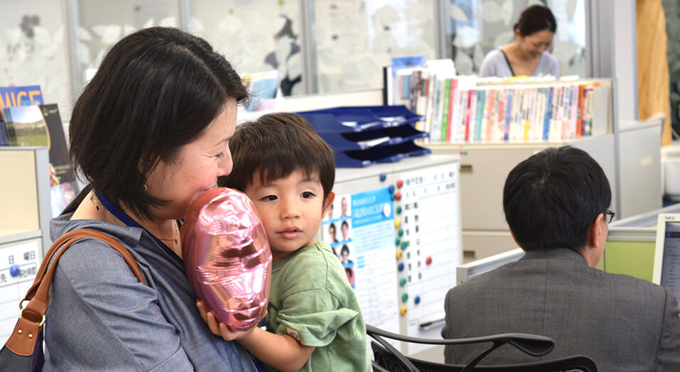 子どもを部内メンバーに紹介