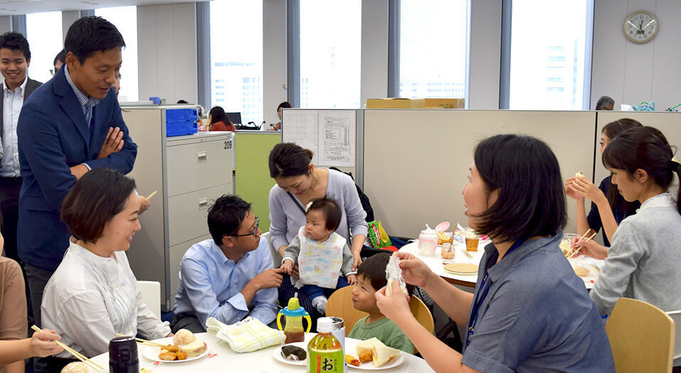 Lively conversation with colleagues after the reunion