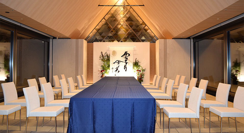 A chapel specifically arranged as a venue for side talks