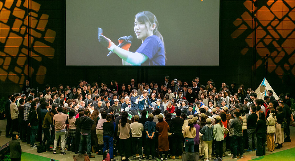 All employees gather in the center of the venue and take on challenging activities